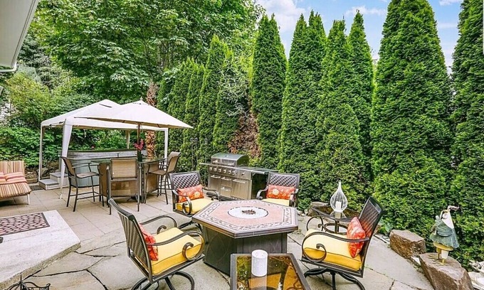 Kenmore Apartment | Charming & Cozy Apartment w/Hot tub patio.