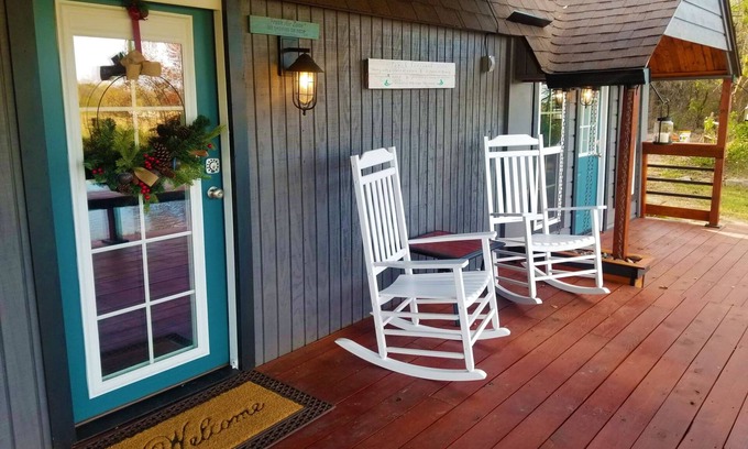 Fort Worth Cabin | Charming cozy cabin! Stocked pond, firepit, outdoor games!
