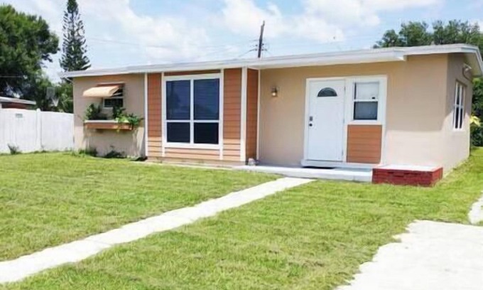 Port Charlotte House | Charming & Cozy: Close to Beach & Shops ~ Parking!