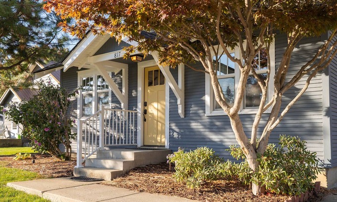 Coeur d'Alene House | Charming Cozy Cottage with Hot Tub