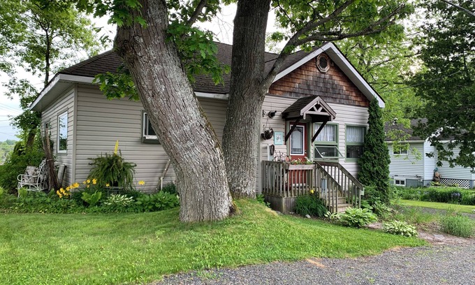Parry Sound House | Charming & Cozy Cottage Style Home