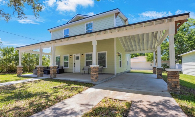 Tarpon Springs House | Charming, Cozy, Family Friendly - Close to Downtown/Sponge Docks/Beaches/Trails