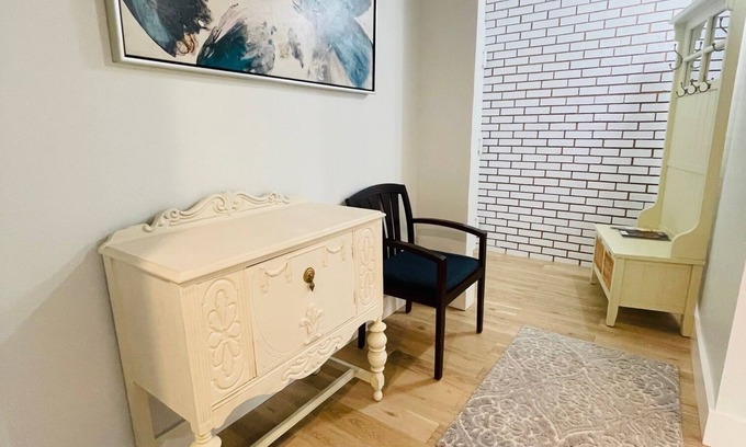 Columbia Condo | Charming Cozy Modern 2-Bedroom condo