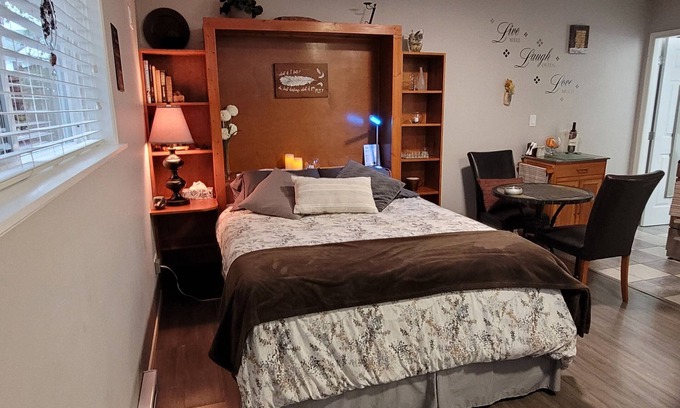 Langford Apartment | Charming Cozy Suite In Langford.