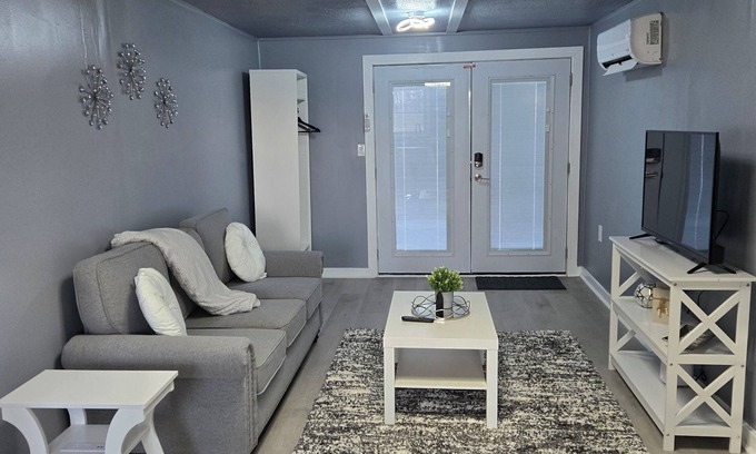Linthicum Heights Apartment | Charming & Cozy 1-bedroom apartment newly renovated in Linthicum Heights.