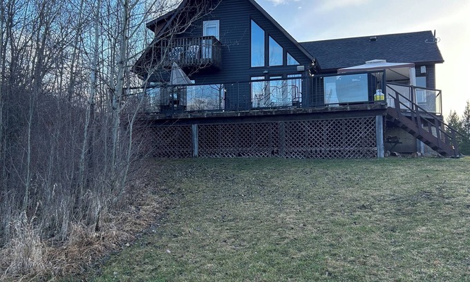 Manitoba Cabin | Charming creekside cottage on 2 acres w/hot tub and king bed