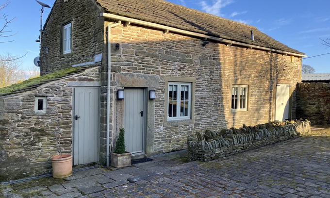 Chesterfield Cottage | Charming Croft Cottage on the doorstep of the Peak District near Barlow