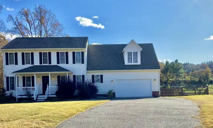 Ampthill House | Charming Cul-de-sac Retreat | Double Master + Garage + Home Office