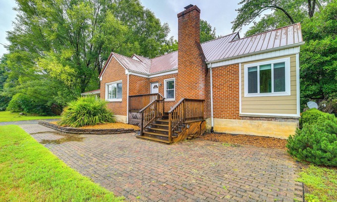 Damascus House | Charming Damascus Retreat w/Deck & Creek Views!