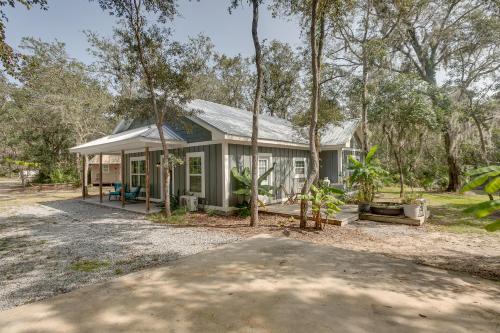 Darien House | Charming Darien Hideaway with Porch, Near Downtown!