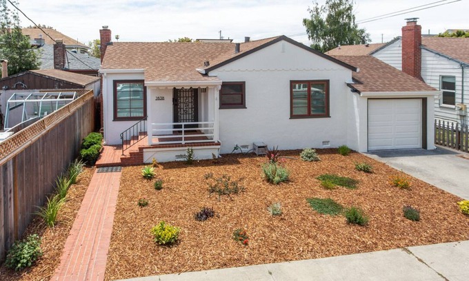 East End House | Charming Detached House w/parking/King bed/W&D - walk to the beach!