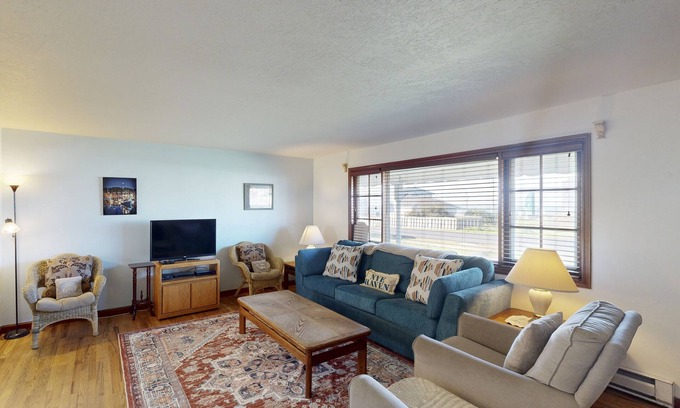 Newport Condo | Charming Dog-Friendly Condo with Ocean View - Close to Beach & Nye Shops