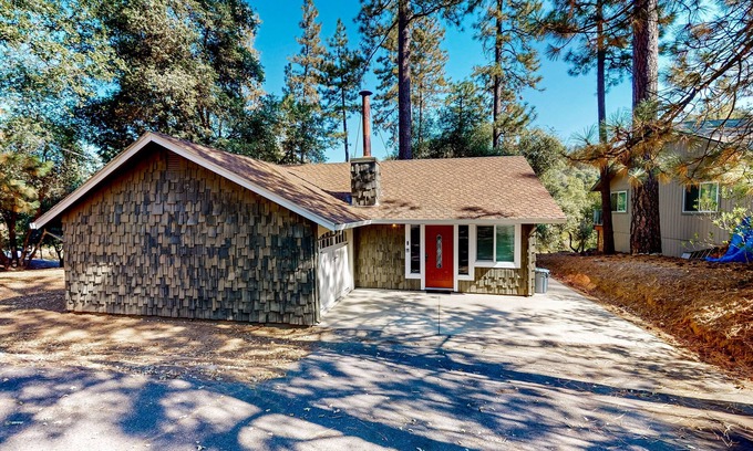 Groveland House | Charming, dog-friendly retreat with a fireplace, modern kitchen, & washer/dryer