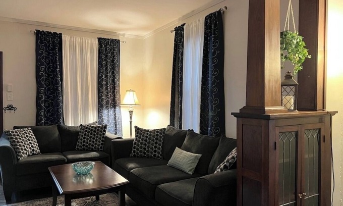 La Salle House | Charming dog-friendly bungalow near Starved Rock