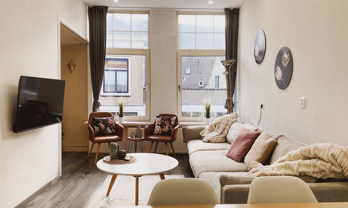 19e Eeuwse Schil House | Charming Dordrecht Retreat in City Center