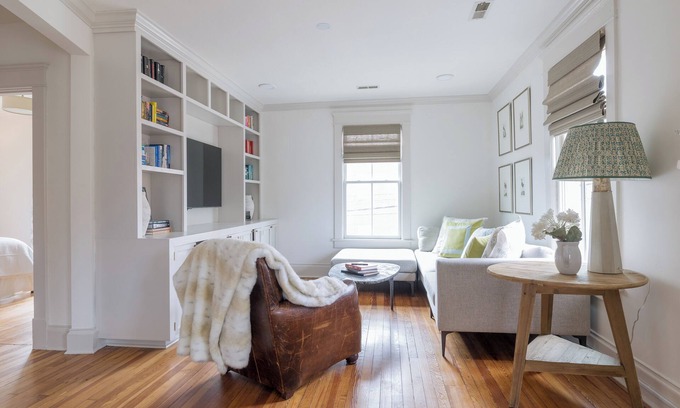North Downtown Apartment | Charming Downtown 2 BR Apartment Steps from Downtown Mall