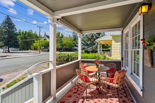 McCloud House | Charming Downtown McCloud Retreat home