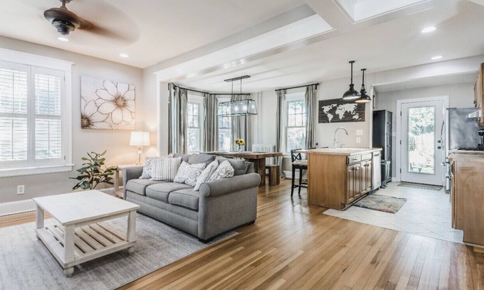 Annapolis House | *Charming Downtown Oasis!* Private Parking, Patio & Yard! Walk Everywhere.