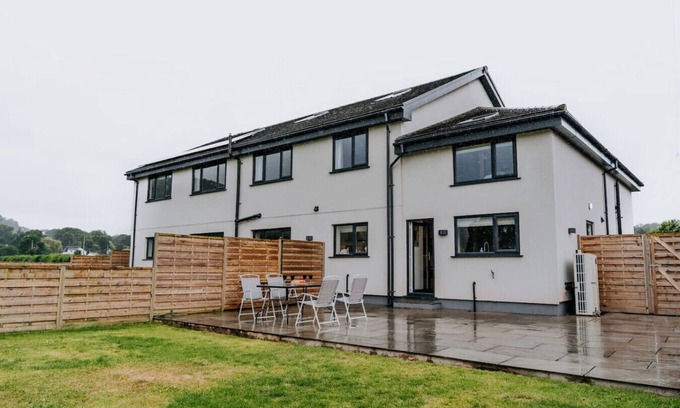 Llanarthney House | Charming Dual - Cottage – A Private Modern Retreat
