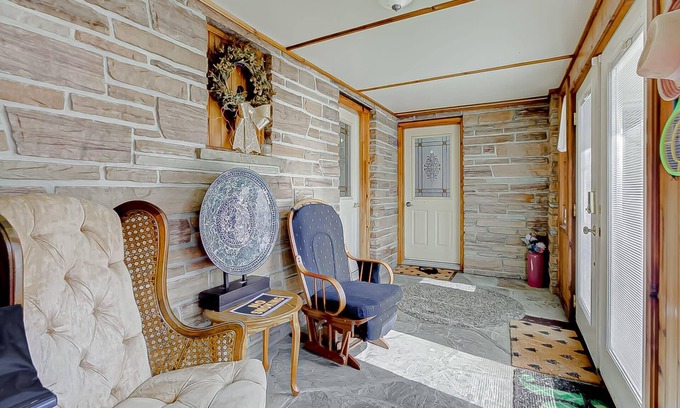Pefferlaw House | Charming Dual-House in Georgina
