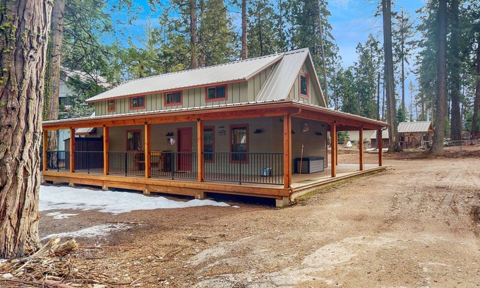 Shaver Lake House | Charming East Village cabin with fireplace & wraparound deck - near skiing
