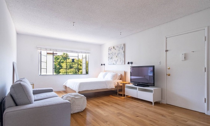 Westlake Apartment | Charming Echo Park Studio. Pet-Friendly!