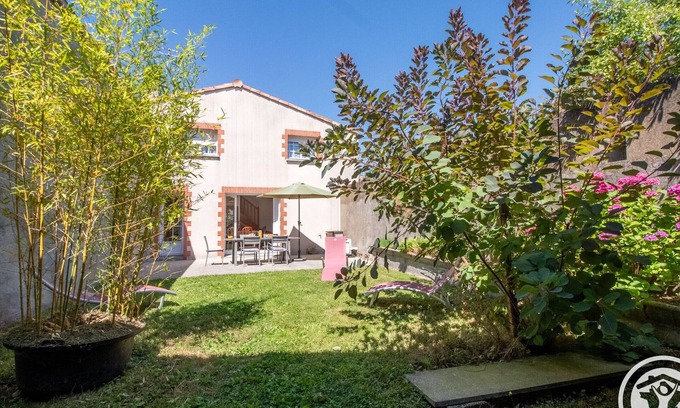 La Romagne Cottage | Charming, Eco-Friendly Cottage: Terrace, Garden, Near Puy du Fou & Zoo, Ideal for Families