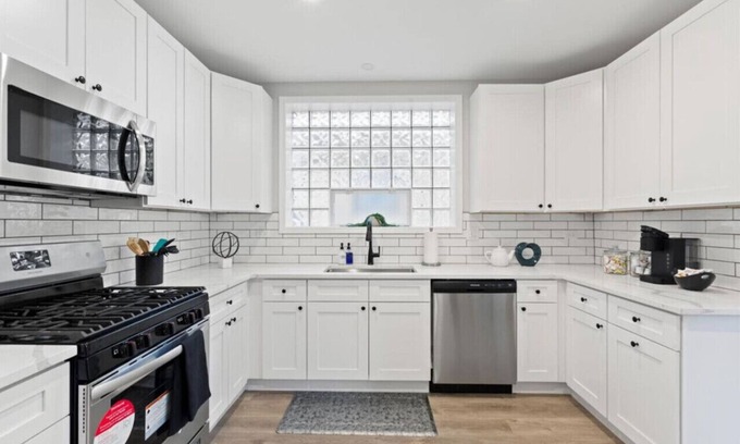 Ellsworth House | Charming Elmwood Park Retreat