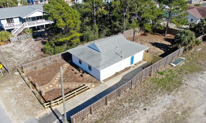 Bel Air House | Charming English Coastal cottage- 5 minute walk to the beach!