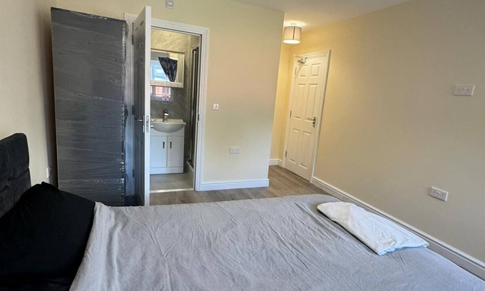 Beddington South Apartment | Charming Ensuite Room 1 with Garden Access in a 6 bed room apartment