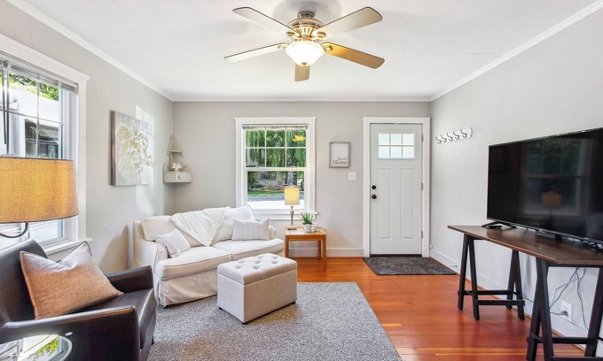 Eugene House | Charming Eugene Retreat: Private Hot Tub & Yard!