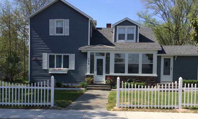 Elk Rapids House | Charming Family Cottage- downtown Elk Rapids, 2-blocks to town