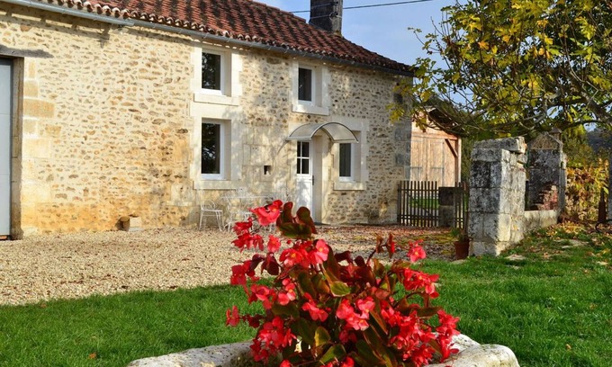Combiers Cottage | Charming Family Cottage with Large Garden, Bikes & WiFi Near Périgord