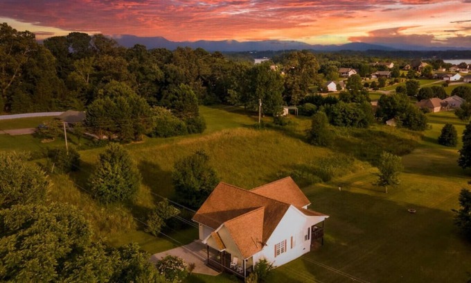 Dandridge House | Charming Family Country Lane Cottage| 3 min to lake