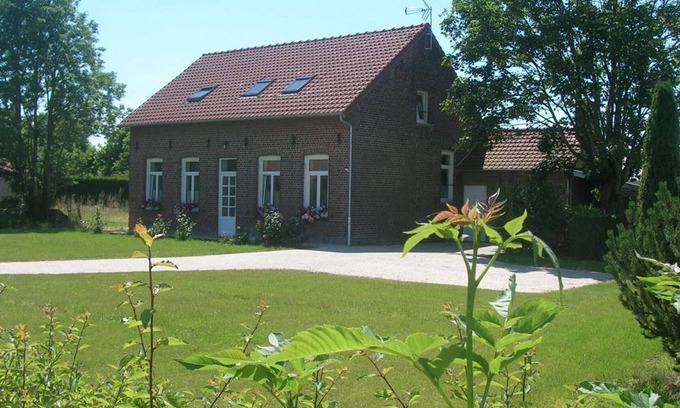 Esquelbecq Cottage | Charming Family-Friendly Cottage in Esquelbecq with Modern Amenities and Large Garden