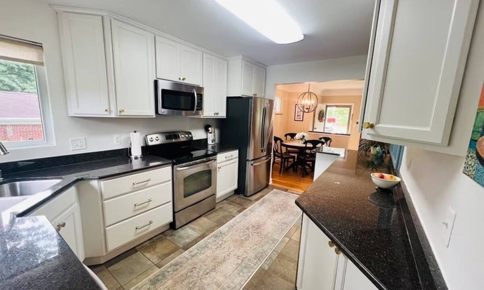 Allen House | Charming Family Friendly 3 Bedroom Home Near Stadium