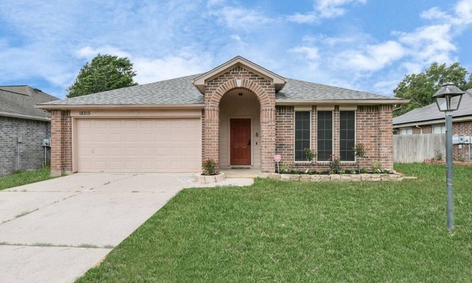 Tomball House | Charming family-friendly house in a quiet nice area with a private pool.