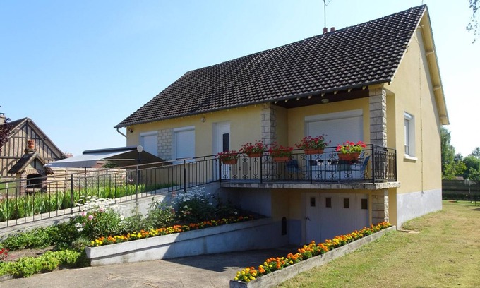 Dhuizon Cottage | Charming Family Home with Garden, Playground, and Bikes in the Heart of Sologne