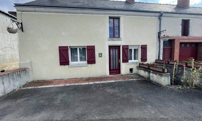Nouan-sur-Loire Cottage | Charming Family Home with Garden, Modern Amenities, and Close to Loire Castles