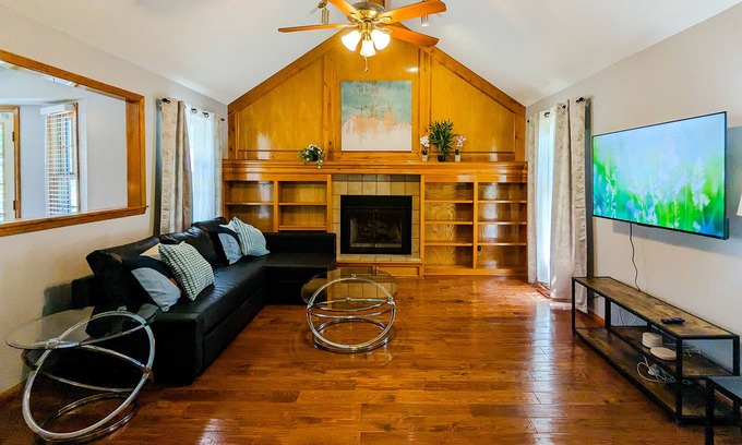 Overland Park House | Charming Family Retreat South Overland Park