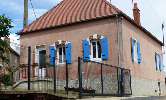 Saligny-sur-Roudon Cottage | Charming Farm Stay with Mini-Farm, Near Nature Activities, Sleeps 4-6