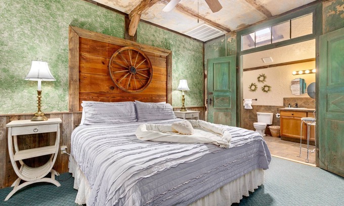 New Braunfels House | Charming Farmhouse Suite – Cozy King Retreat w/Skylight, Jacuzzi & Separate Sitting Area Cozy
