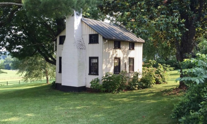 Oakpark House | Charming Farmhouse Cottage with Mountain Views