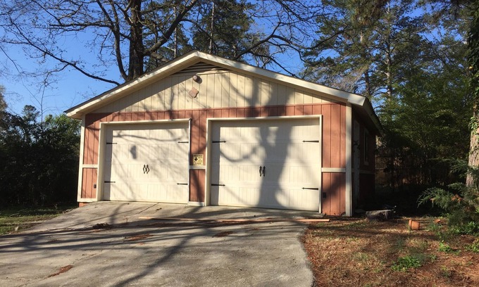 Martinez House | Charming farmhouse decor! 10 minute to Augusta National