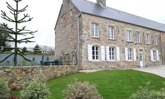 Saussemesnil Cottage | Charming Farmhouse with Fireplace, Spacious Garden, and Modern Amenities in Saussemesnil