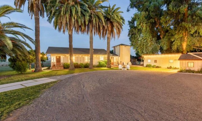 Merced County Other | Charming Farmhouse & Historic Barn Escape – Pool, Pizza Oven and Outdoor Charm