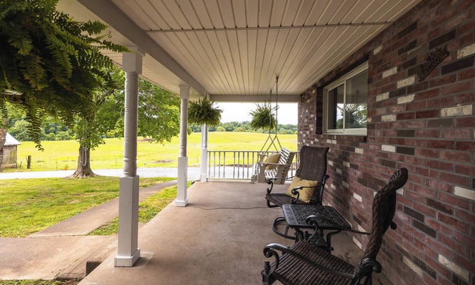 Anna Other | Charming farmhouse on a beautiful horse ranch-Shawnee Hills Wine Trail