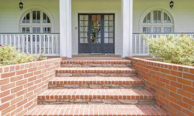 Crockett House | Charming Farmhouse on 11 acres