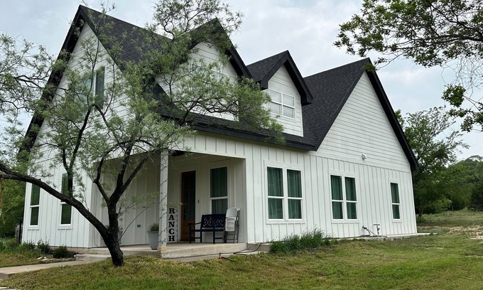 Goldsboro Other | Charming farmhouse, quiet country home, perfect for family getaway in cozy Ovalo