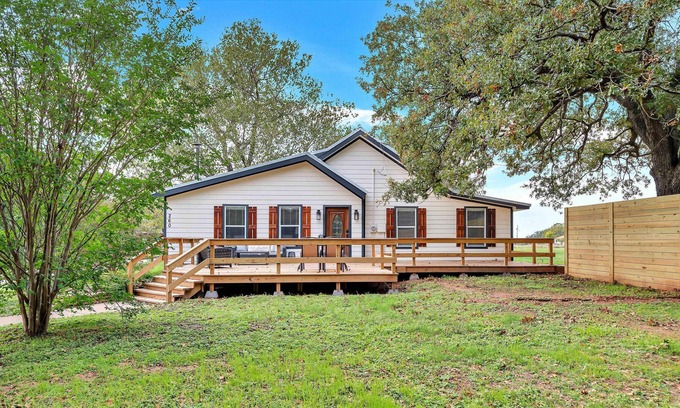 Waco House | Charming Farmhouse: Unplug, Unwind, Explore Waco